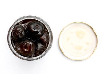 incir beyaz zemin üzerine kavanoz açın