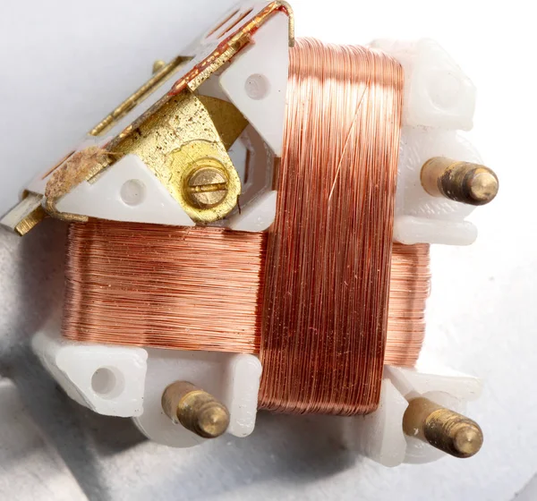 Macro, detalle de un inductor de cobre en un transformador . — Foto de Stock