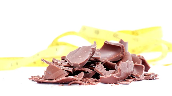 Beyaz arka planda çikolata parçaları — Stok fotoğraf