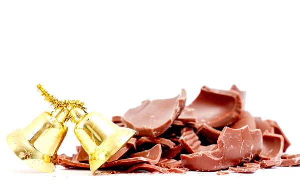 Chocoladestukjes op witte ondergrond — Stockfoto