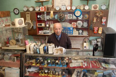  eski clockmaker atölyesinde poz .   