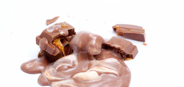 Piesec chocolate picado com preenchimento de caramelo em pudim de chocolate — Fotografia de Stock