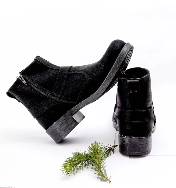 Elegantes botas negras para hombre aisladas en blanco —  Fotos de Stock
