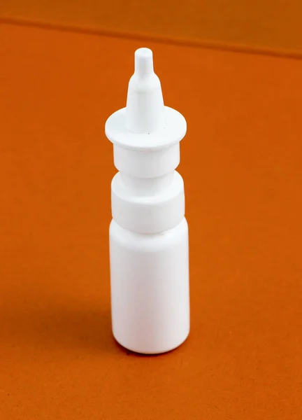 Medicin spray flaska nasal, brun bakgrund — Stockfoto