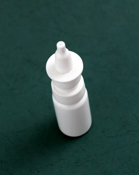 Medicin spray flaska nasal, brun bakgrund — Stockfoto