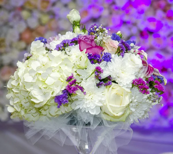 Λουλούδια για μια εκδήλωση πάρτυ ή γαμήλια δεξίωση — Φωτογραφία Αρχείου