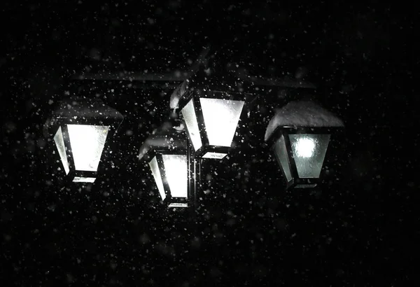 Sněžení leden noc.street lustr světla — Stock fotografie