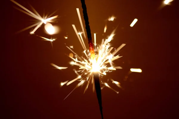 Partito sparkler su sfondo marrone scuro — Foto Stock