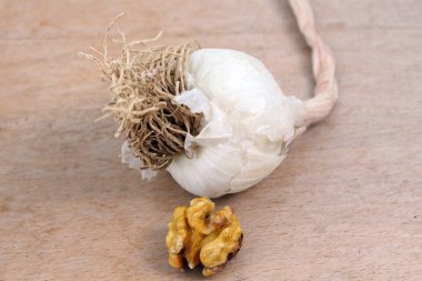 Organik ceviz ve sarımsak ahşap arka plan üzerinde