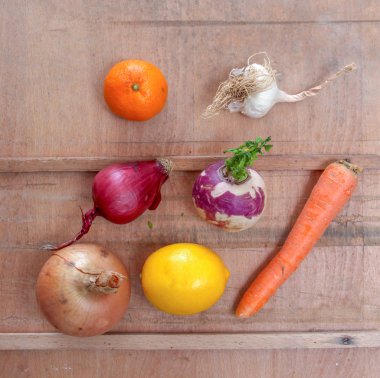 çeşitli vegetbles ve situs. turp, soğan, karot, limon, portakal, soğan, sarımsak,