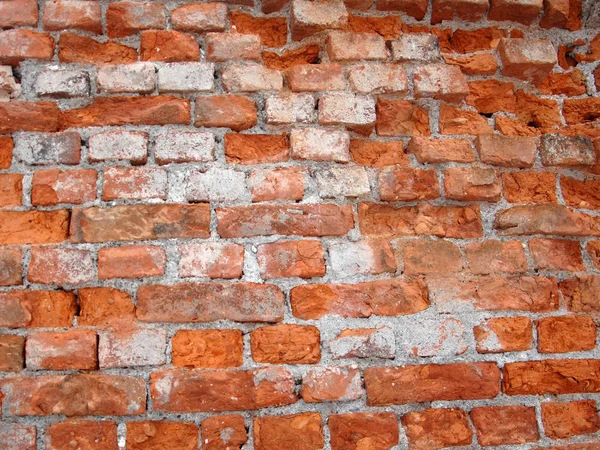 Старая стена из красного кирпича — стоковое фото