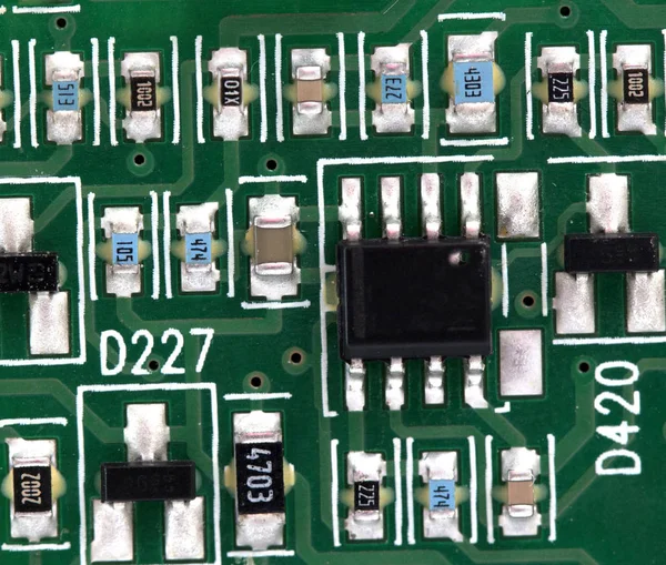 Elektronische printplaat met vele elektrische componenten — Stockfoto