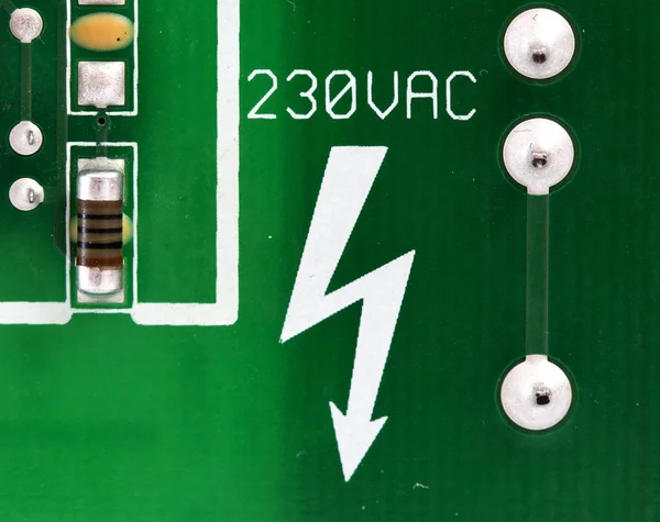 Placa de circuito impresso eletrônico com muitos componentes elétricos — Fotografia de Stock
