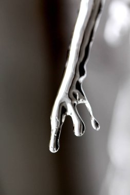   çatıdan asılı buz sarkıtları .