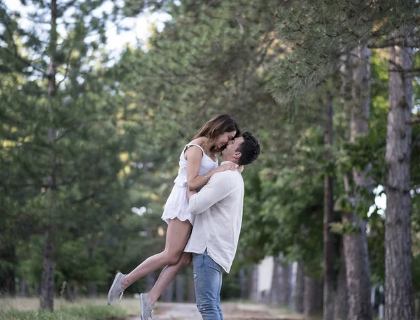 Paar verliefd met plezier in een park — Stockfoto