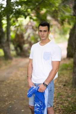 Yakışıklı adam açık havada poz uygun