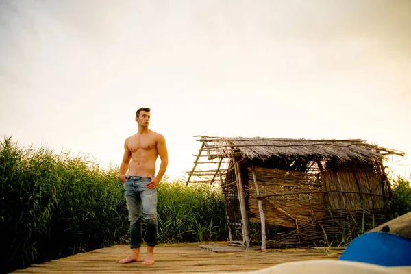 Hombre guapo en forma posando al aire libre — Foto de Stock