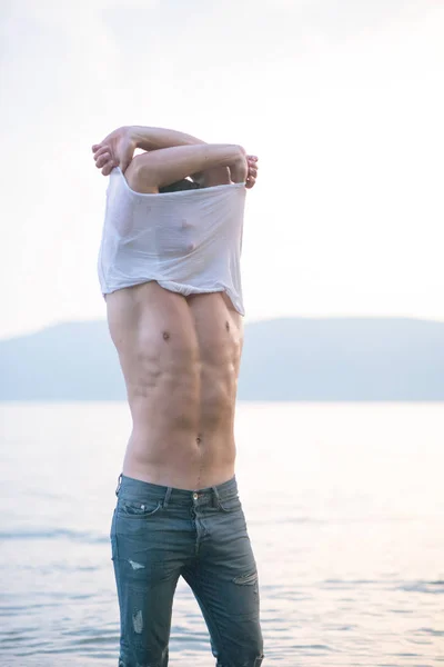 Hombre guapo en forma posando al aire libre — Foto de Stock