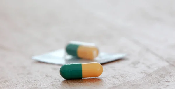 Φαρμακευτικά φάρμακα σε ξύλο φόντο — Φωτογραφία Αρχείου