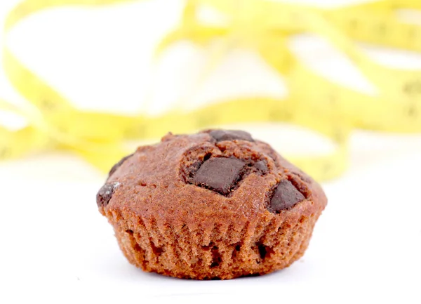 Čerstvý pečený čokoládový muffin na bílém pozadí — Stock fotografie