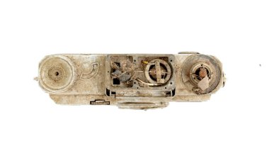 Eski kirli nd tozlu vintage fotoğraf makinesi beyaz arka plan üzerinde