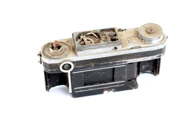 Eski kirli nd tozlu vintage fotoğraf makinesi beyaz arka plan üzerinde