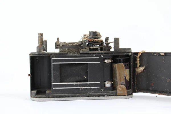 Alte schmutzige und staubige Vintage-Kamera auf weißem Hintergrund — Stockfoto