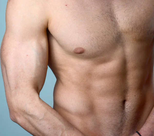 与性感肌肉发达的身体年轻猛男健美 — 图库照片