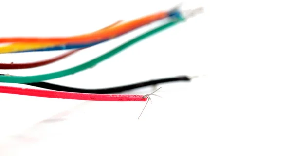 Цветные электрические кабели и провода — стоковое фото