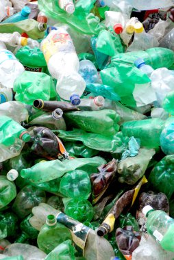 Skopje, Makedonya-Aralık 12, 2008: Yakın çekim görünümü plastik şişe ekolojik tedavilerde uzmanlaşmış bir şirketin bahçesinde çeşitli içecekler. Plastik şişe büyük yığın .