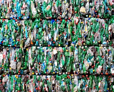 Skopje, Makedonya-Aralık 12, 2008: Yakın çekim görünümü plastik şişe ekolojik tedavilerde uzmanlaşmış bir şirketin bahçesinde çeşitli içecekler. Plastik şişe büyük yığın .