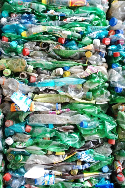 SKOPJE, MACEDONIA-DEC 12, 2008 : Gros plan sur les bouteilles en plastique de diverses boissons dans la cour d'une entreprise spécialisée dans les traitements écologiques. Grand tas de bouteilles en plastique  . — Photo