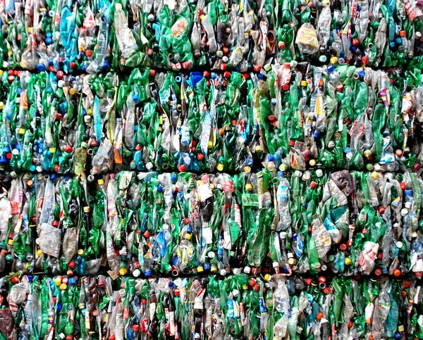 SKOPJE, MACEDONIA-DEC 12, 2008: Close-up view plastic bottles of various drinks in the yard of a company specializing in ecological treatments. Large heap of plastic bottles . — Stock Photo, Image