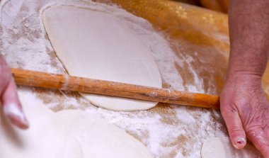pasta bir sofra üzerinde hamur hazırlama