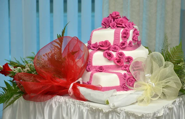 Bolo de casamento branco com flores — Fotografia de Stock