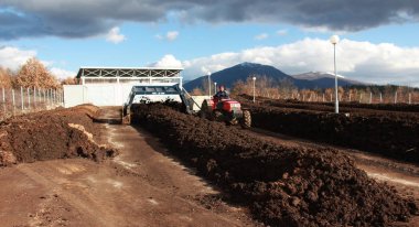 Resne, Makedonya - 6 Mart 2017: traktör gübre karıştırma, organik atık ve yüksek kaliteli gübre üretim tesisi üretmek için toprak yakınındaki şehir Resen, Makedonya