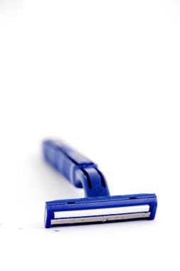 Mavi erkekler ustura. Stüdyo izole üzerinde beyaz arka plan vurdu.