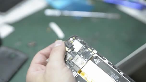 Técnico de reparación de teléfonos inteligentes, cámara de mano de vídeo — Vídeos de Stock