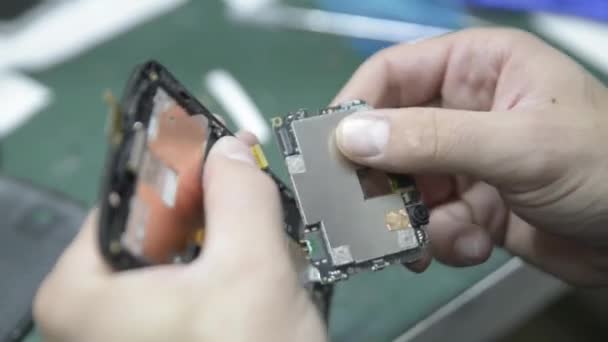 Técnico de reparación de teléfonos inteligentes, cámara de mano de vídeo — Vídeos de Stock