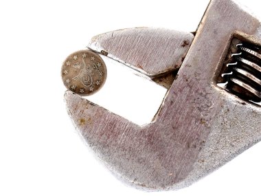 eski madeni para ayarlanabilir boru anahtarı ile basıldığında