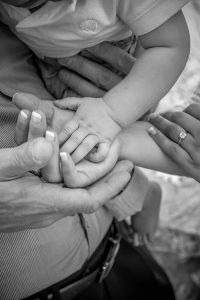 Ręki dziecka. Zbliżenie dłoni dziecka i rodziców ręce. Koncepcja dla rodzin z dziećmi — Zdjęcie stockowe
