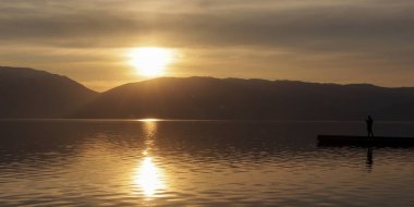 Muhteşem gün batımı Makedonya'daki prespa Gölü üzerinde toplayan