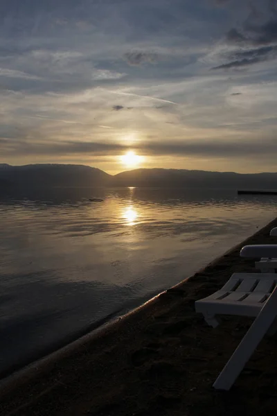 Herrliche Landschaft des Sonnenuntergangs über dem See Prespa in Mazedonien — Stockfoto