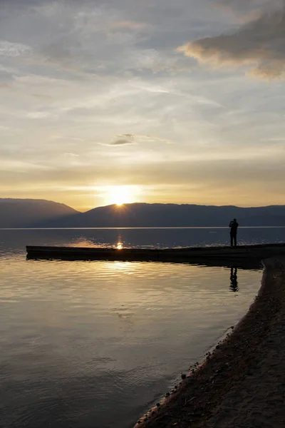 Herrliche Landschaft .man Bilder Sonnenuntergang über dem See Prespa in Mazedonien — Stockfoto