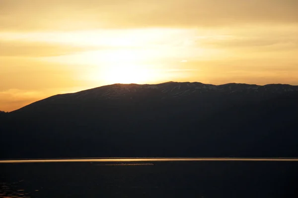 Magnífica paisagem do pôr do sol sobre lago prespa na macedônia — Fotografia de Stock