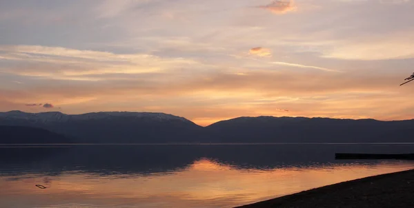 Magnífico paisaje de puesta de sol sobre el lago Prespa en macedonia — Foto de Stock