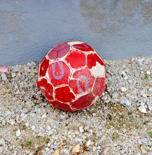 Старый красный футбольный мяч — стоковое фото