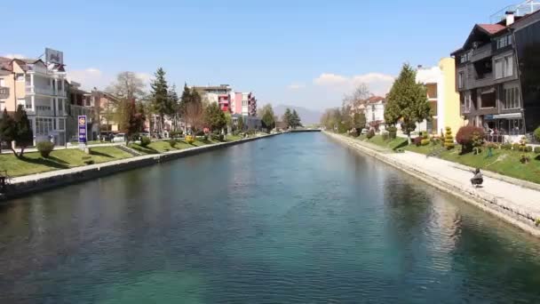 Černá Y'sen řeky tekoucí z od Ohridského jezera — Stock video
