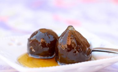 Küçük uyumak tabakta tatlı incir