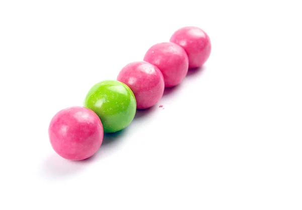 Una pila de bolas de goma de colores sobre un fondo blanco . — Foto de Stock